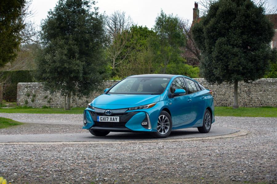  Toyota Prius Plug-in Hybrid 2017 года  (UK) (фото 16 из 28)